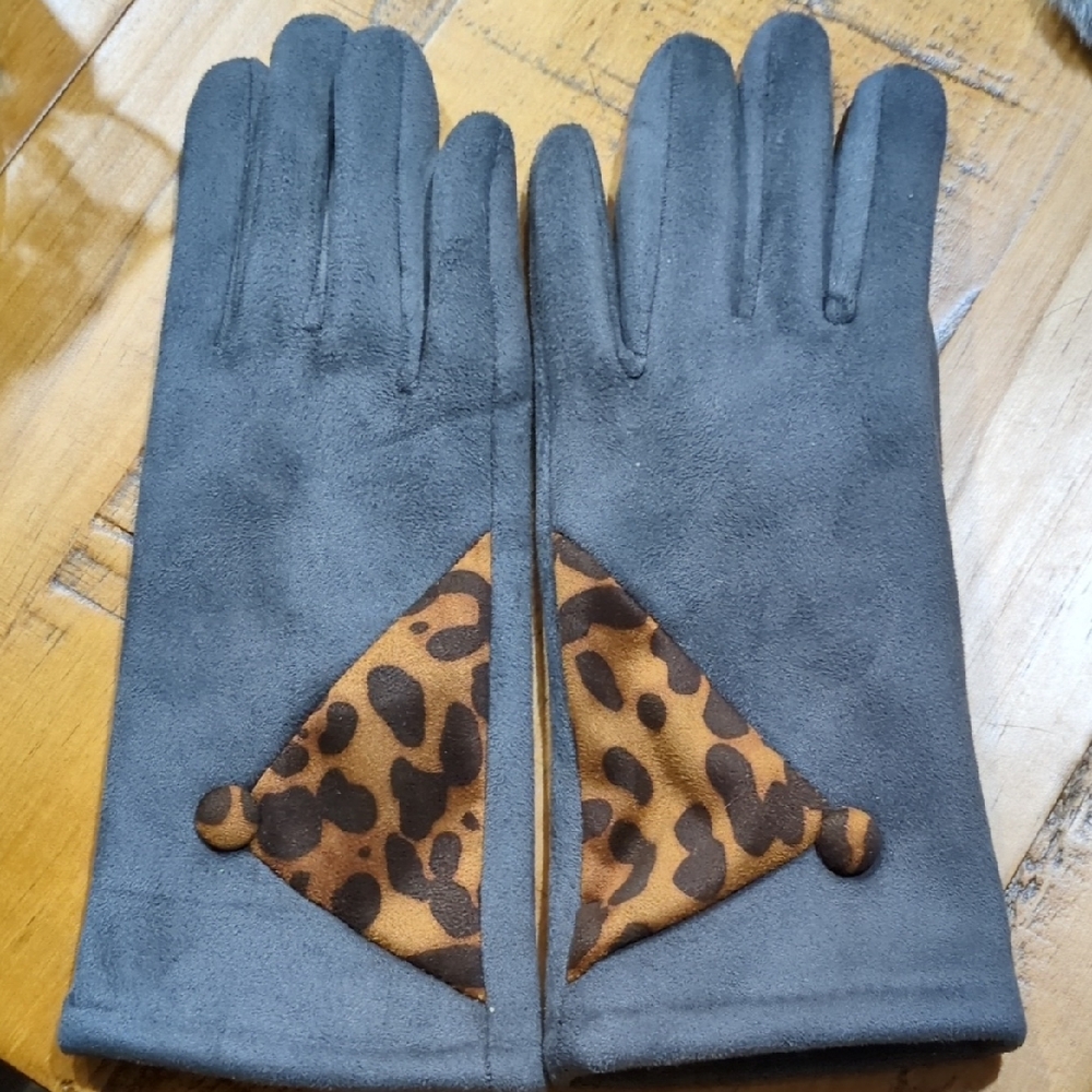 Gray Gloves with Leopard Print Accent
